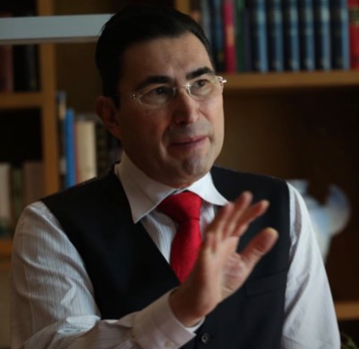 José Fernando González Sánchez en su biblioteca