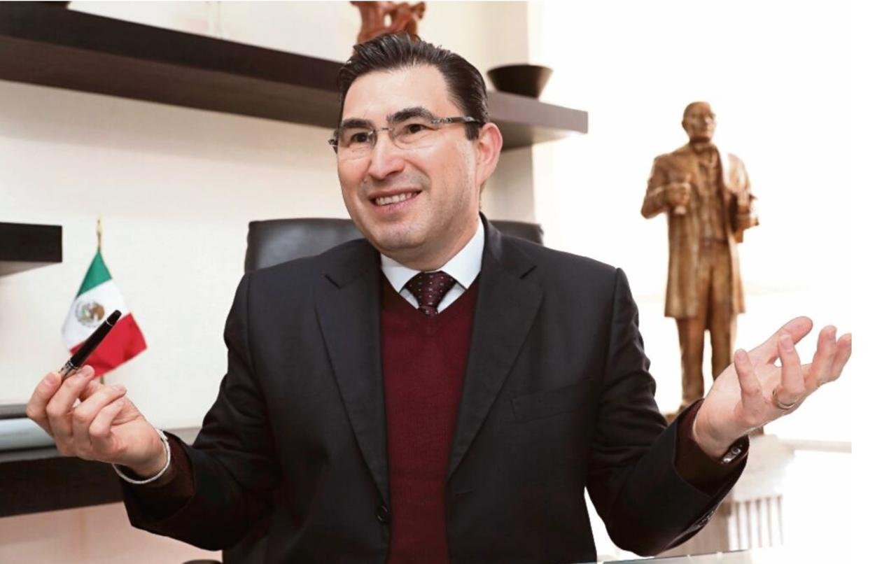 José Fernando González Sánchez en su oficina